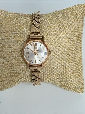 Vintage Tressa 17 jewels small Swiss hand wind up mechanical